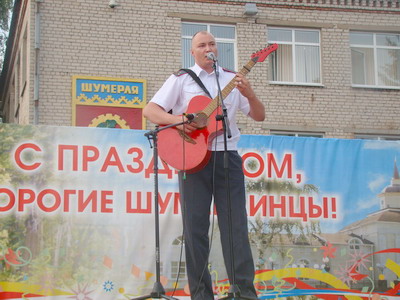 Сотрудники МВД в День Республики подарили жителям города Шумерли свое музыкальное творчество